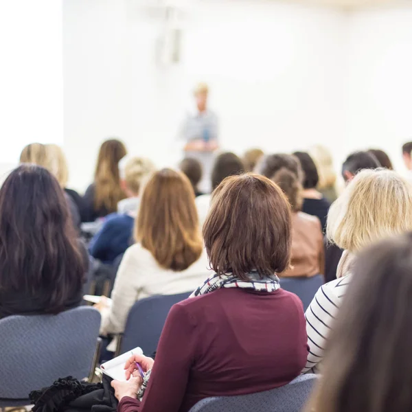 Donna che dà presentazione sulla conferenza di business. — Foto Stock