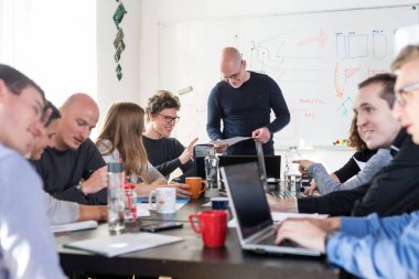 Gayri resmi bilişim sektörü girişimi şirket takımı toplantısı.