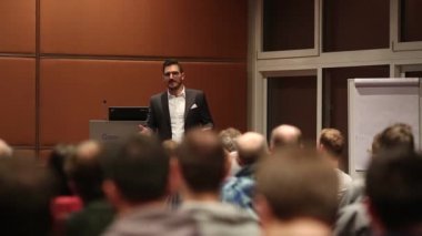 İş Etkinliği 'nde konuşma yapan konuşmacı.