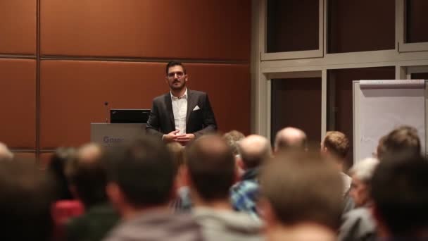 Ponente público dando charla en evento de negocios. — Vídeo de stock