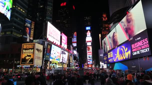 Pedestrians and traffic in Times Square, New York city, NY, USA at nigh. — Stock Video