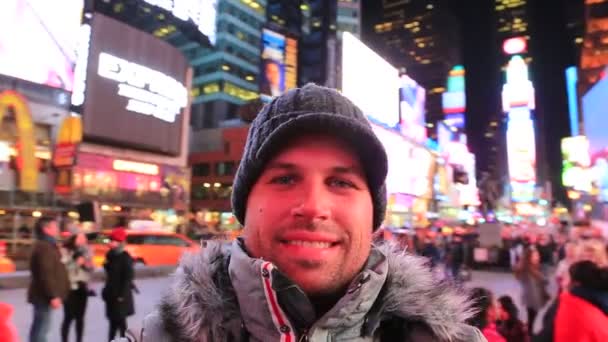 Tourist taking selfie video at Times Square, New York city, NY, USA at nigh. — Stock Video