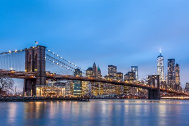Brooklyn Köprüsü alacakaranlıkta, New York City.