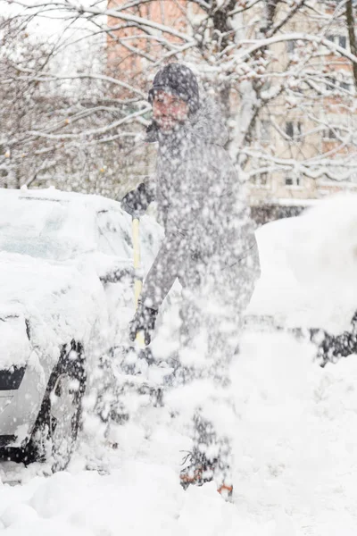 Man sneeuwschuiven in de winter. — Stockfoto