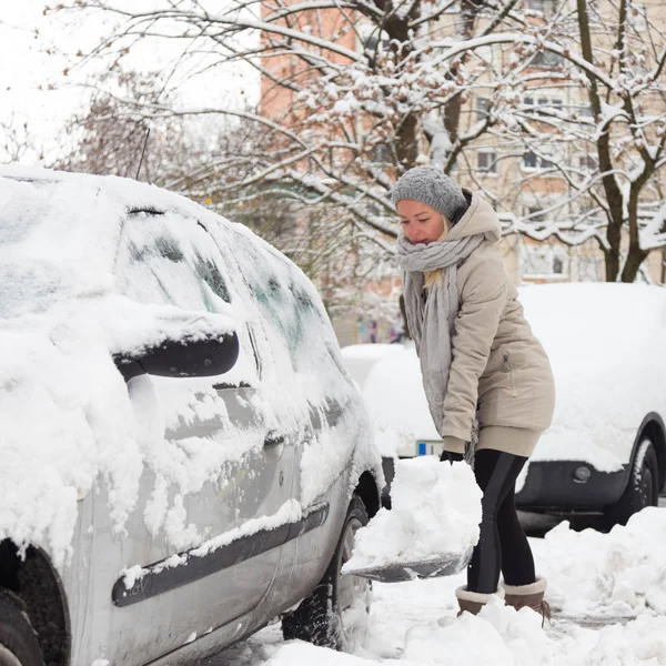 Kışın kar kürekle bağımsız kadın. — Stok fotoğraf