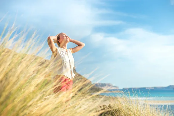 Gratis gelukkig vrouw genietend van zon op vakantie. — Stockfoto