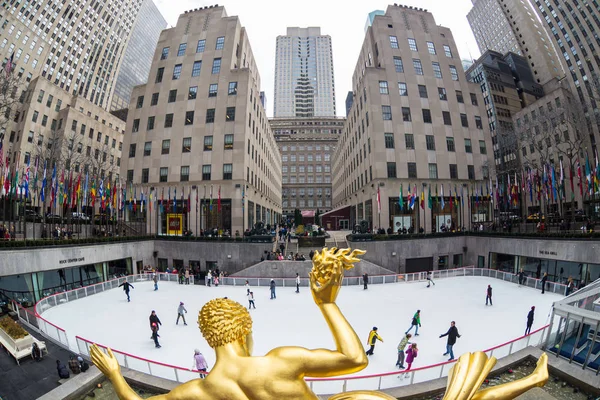 金色的普罗米修斯雕像和洛克菲勒中心冰滑冰溜冰场，曼哈顿，纽约，美国. — 图库照片