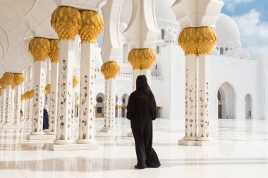 Arap kadın siyah burka Şeyh Zayed Ulu Camii, Abu Dhabi, Birleşik Arap Emirlikleri.