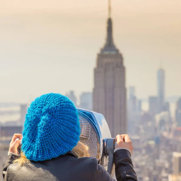 Žena se těší v New Yorku panoramatický pohled. — Stock fotografie