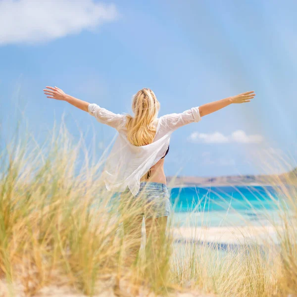 休暇で太陽を楽しむ無料の幸せな女性. — ストック写真