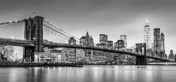 Brooklyn bridge at dusk, New York City. — Stock Photo, Image
