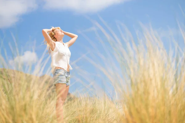 Kostenlose glückliche Frau genießt Sonne im Urlaub. — Stockfoto