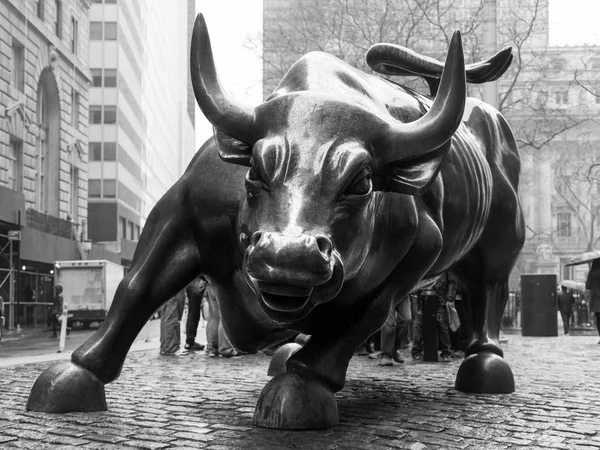 Charging Bull in Lower Manhattan, NY. — Stock Photo, Image