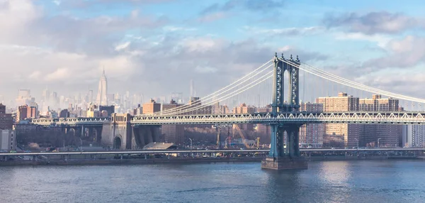 Vista del puente Williamsburg en la ciudad de Nueva York — Foto de Stock