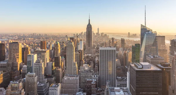 Nova York skyline com arranha-céus urbanos ao pôr-do-sol, EUA. — Fotografia de Stock