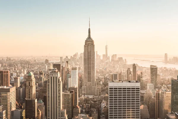 Нью-Йорк с городскими небоскребами на закате, США. — стоковое фото