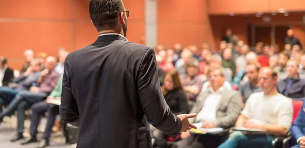 Orador público dando palestra no evento de negócios. — Fotografia de Stock