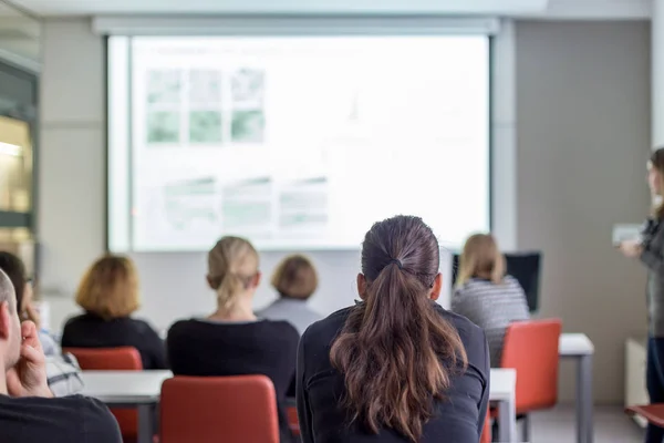 Vrouw geeft presentatie over zakelijke conferentie. — Stockfoto