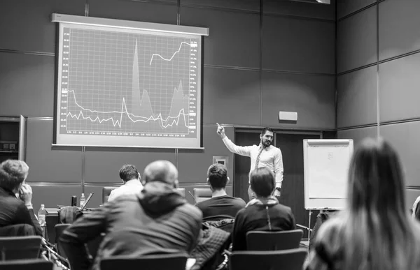 Ponente dando una charla en la reunión de negocios. — Foto de Stock