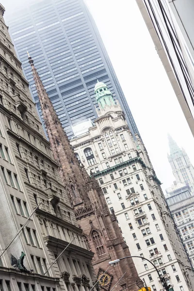 ブロードウェイ ・ ストリートにロウアー ・ マンハッタン、ニューヨーク市の高層ビル. — ストック写真