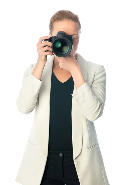 Красивый молодой фотограф с камерой в профессиональной студии — стоковое фото
