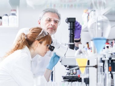 Sağlık araştırmacılar microscoping bilimsel laboratuvar.