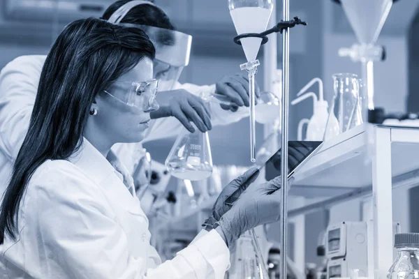 Químicos investigando en laboratorio de ciencias de la vida . —  Fotos de Stock