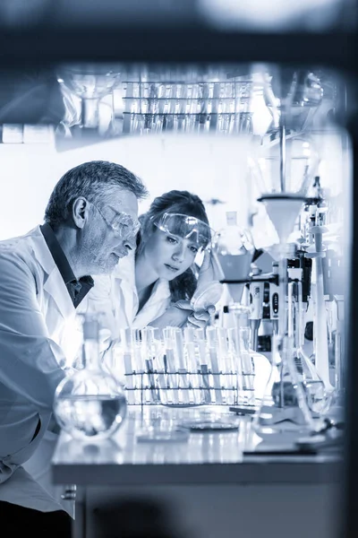 Beroepsbeoefenaren in de gezondheidszorg die onderzoek doen in een wetenschappelijk laboratorium. — Stockfoto