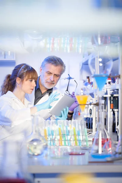 Profesionales de la salud investigando en laboratorio científico. — Foto de Stock