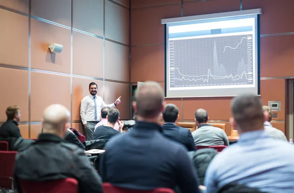 Geschickter öffentlicher Redner hält Vortrag bei Business Meeting. — Stockfoto