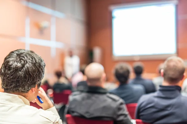 Publiken i konferenssalen Lyssna på presentation på business konferensen. — Stockfoto