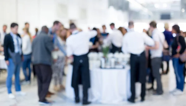 Imagem azulada dos empresários na pausa para o café na reunião da conferência. — Fotografia de Stock