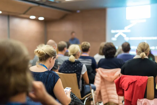 Relatore che presenta la conferenza sull'assistenza sanitaria. — Foto Stock