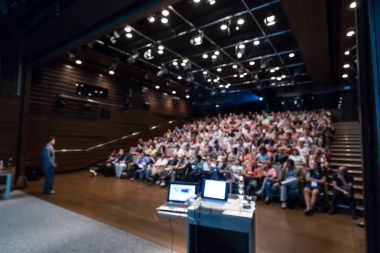 İş konuşmacısı konferans salonunda bir konuşma yapıyor..