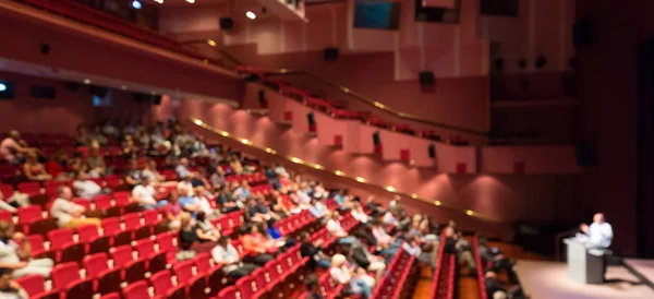 Business speaker geeft een lezing in de conferentiezaal. — Stockfoto