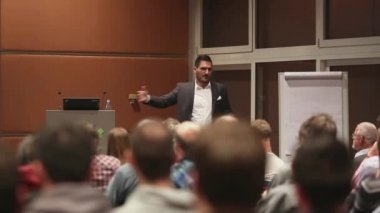 İş Etkinliği 'nde konuşma yapan konuşmacı.