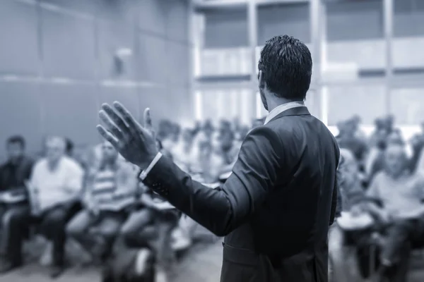 Orador dando uma palestra na reunião de negócios. — Fotografia de Stock