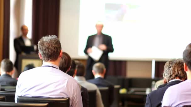 Openbare spreker geeft lezing op Business Event. — Stockvideo