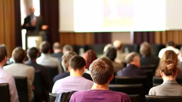 Veřejný řečník přednáší na Business Event. — Stock video