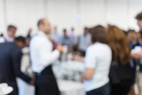 Imagem azulada dos empresários na pausa para o café na reunião da conferência. — Fotografia de Stock