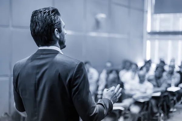 Ponente dando una charla en la reunión de negocios. — Foto de Stock