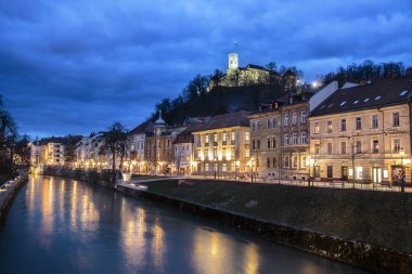 Akşam Panoraması riverfront Ljubljana, Slovenya.