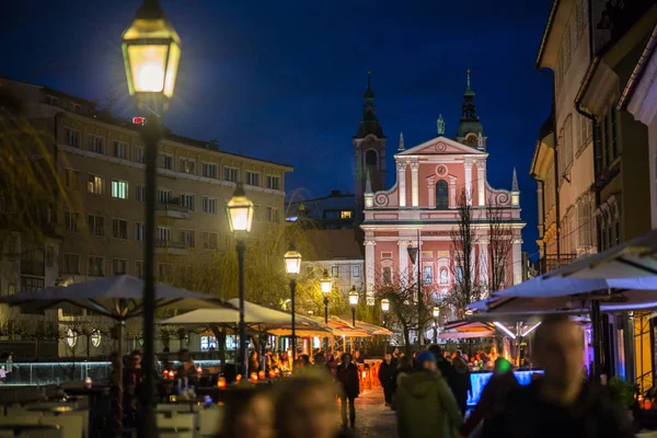 Lublaně, hlavního města Slovinska, v noci. — Stock fotografie