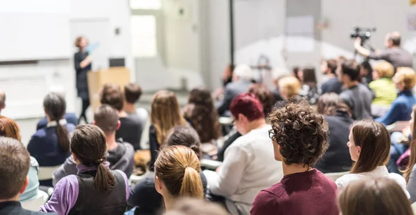 Kvinnan ger presentation i föreläsningssalen vid universitetet. — Stockfoto