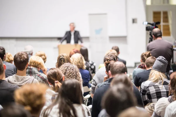 Obchodní mluvčí přednáší na obchodní konferenci. — Stock fotografie