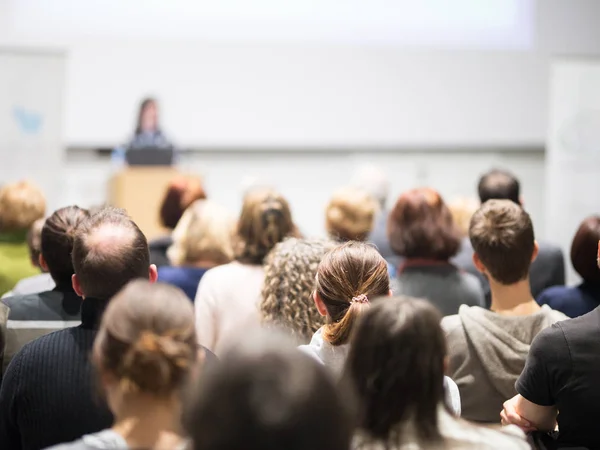 Kvinnan ger presentation i föreläsningssalen vid universitetet. — Stockfoto