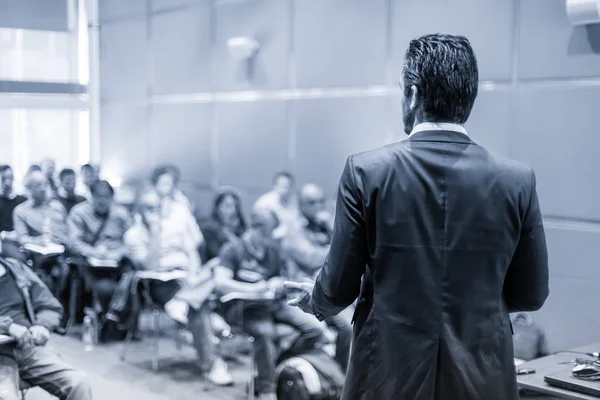 Orador dando uma palestra na reunião de negócios. — Fotografia de Stock