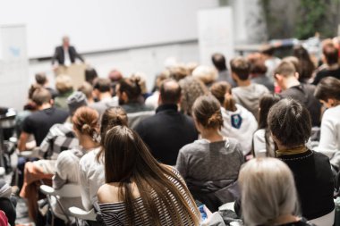 İş konuşmacısı iş konferansında konuşma yapacak..