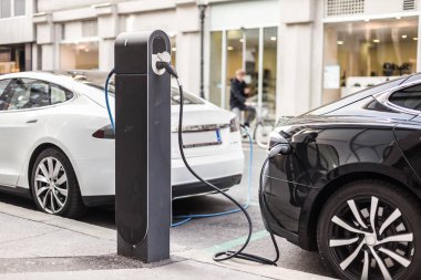Otomotiv sektörünün gelecekteki olarak sokakta modern elektrikli araba şarj.
