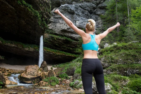 Mulher ativa levantando braços inalando ar fresco, sentindo-se relaxada na natureza . — Fotografia de Stock